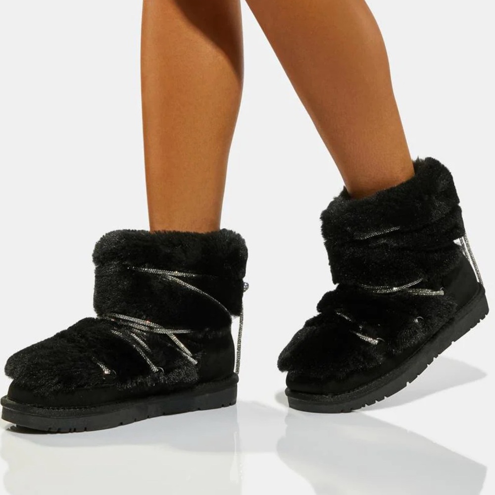 AZALEA WANG Retrograde Alina Black Faux Fur Moon Boots Rhinestone Laces NEW